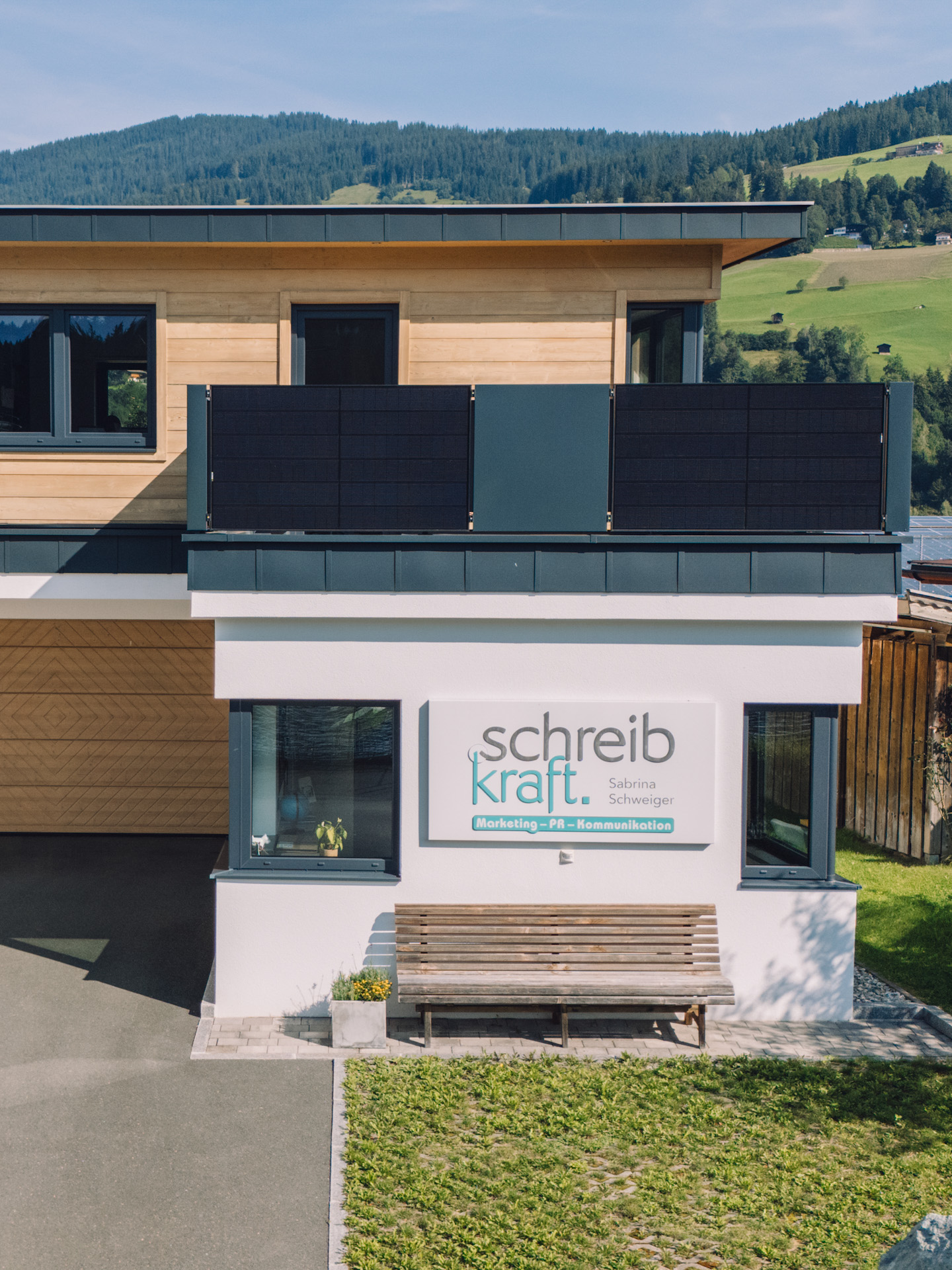 Schreibkraft Schweiger-Firmensitz-Büro-außen