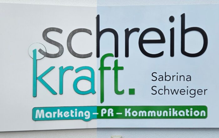 Schreibkraft Schweiger, Vergleich Werbetafel, erster Eindruck